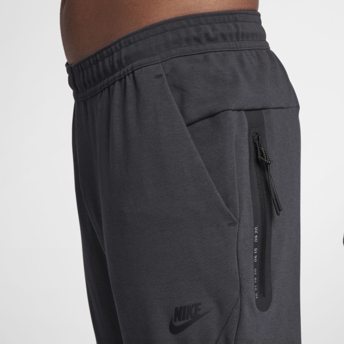 Nike Pantalon de survêtement Nike SPORTSWEAR TECH - 928575-060